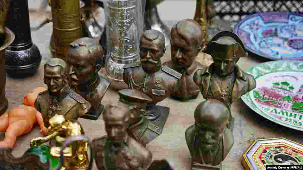 Еще один Ленин в Симферополе соседствует с другими политическими деятелями разных исторических эпох на местном блошином рынке. В этой бронзовой компании можно узнать, к примеру, Адольфа Гитлера и Николая II, Наполеона и Иосифа Сталина