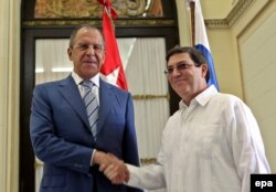 Міністр закордонних справ Росії Сергій Лавров (ліворуч) та міністр закордонних справ Куби Бруно Родрігес під час зустрічі у Гавані. Квітень 2014 року