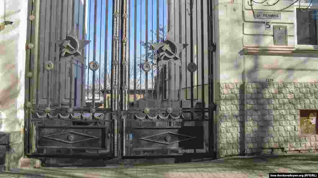 Главная эмблема Советского Союза – серп и молот, концепт единства рабочих и крестьян – на воротах возле здания российского парламента в Севастополе