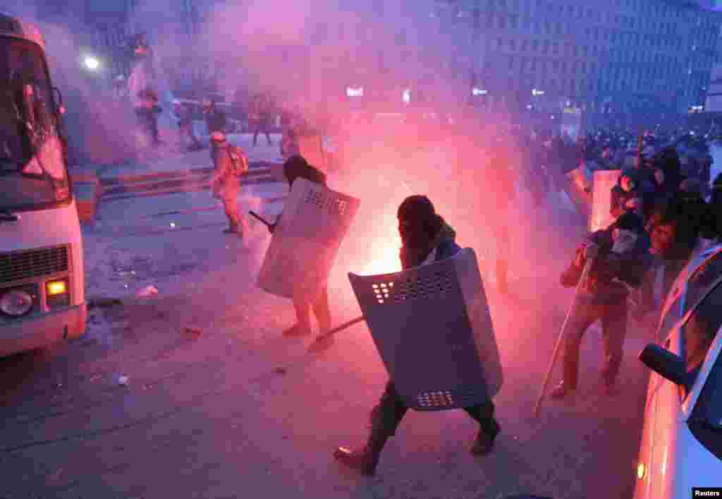 Многие демонстранты защищались с помощью отобранных у "Беркута" щитов