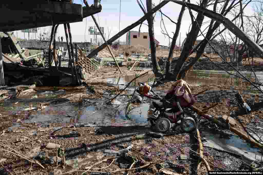 Покинутий дитячий візок через переправу біля зруйнованого Романівського мосту.Ліворуч фото від 11 березня 2022, праворуч – березень 2025 року