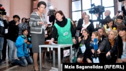 Нино Бурджанадзе голосует на президентских выборах