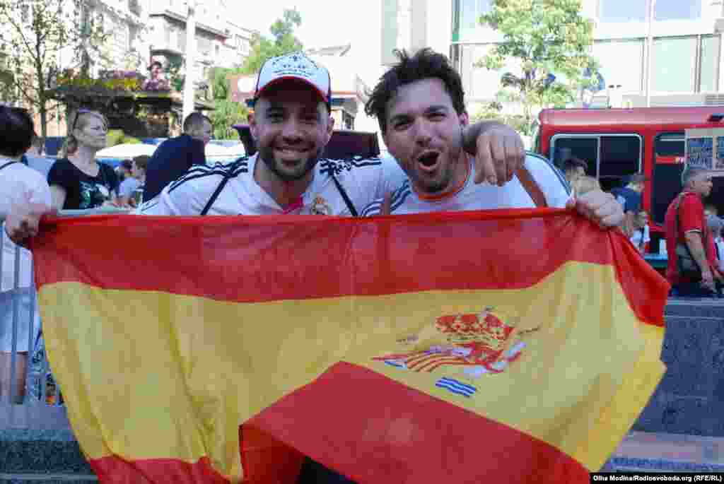 Анхель і Хуанма з Мадрида. Для них це вже четвертий фінал Ліги чемпіонів. Проте запевняють, такої досконалої організації та чудового міста ще не відвідували. «Тут нереально. І я це кажу від щирого серця, бо те ставлення, яке ми відчуваємо від українців, його не можна описати словами. Це тепло, яке ми відчуваємо. Тут сонячно: це завдяки не тільки погоді, але й посмішкам людей. До нас часто звертаються українці, вони просять сфотографуватися і ми нікому не відмовляємо, бо свого часу, так само не відмовили нам і з житлом. Мені здається, що всі фанати «Реалу» та «Мадриду» не забудуть гостинність українців. Ви – неймовірні», – каже Хуанма.