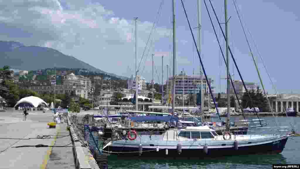 В Ялте на старте туристического сезона отдыхающих не так много. Ялтинскую набережную моют специальными машинами, кое-где не успели установить скамейки, снятые на зиму, а прогулочные яхты ждут пассажиров на причалах. Больше фото того, как солнечная Ялта встречает курортный сезон – в фотогалерее