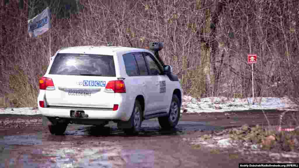 Єдині хто може проїхати дорогою між українською стороною КПВВ та стороною російських гібридних сил, це – спостерігачі ОБСЄ