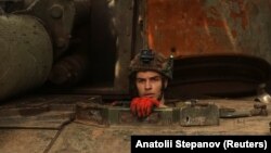 Військовослужбовець 28-ї ОМБр ЗСУ в САУ M109 Paladin на передовій поблизу Торецька у Донецькій області, 2 червня 2025 року