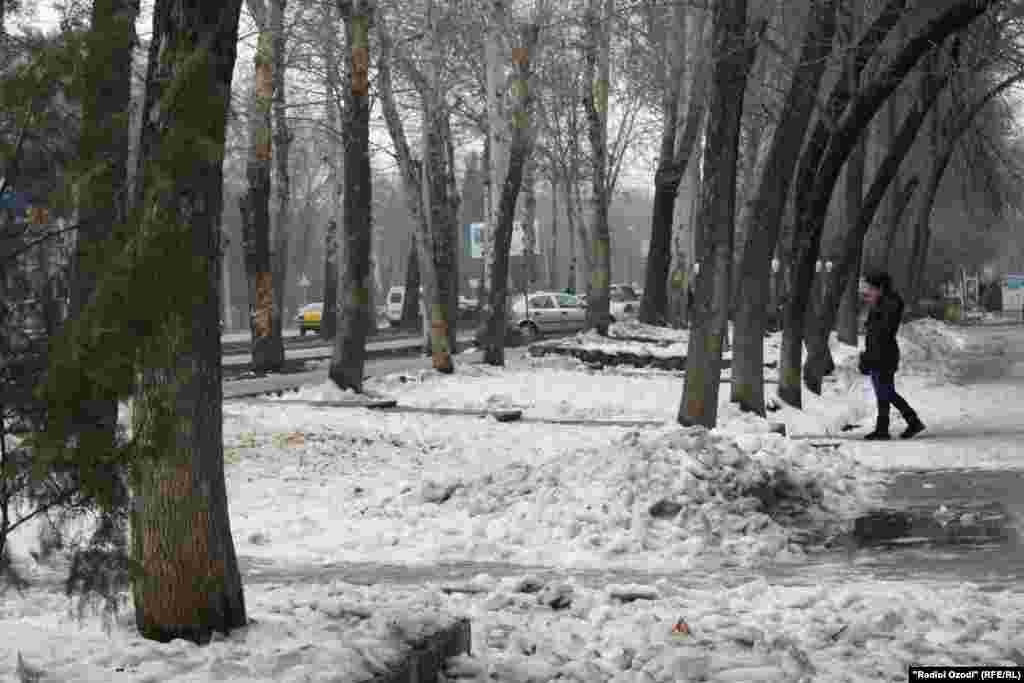Дар баъзе аз кӯчаҳои Душанбе, ки офтоб кам мерасад ҳоло ҳам барф мондааст