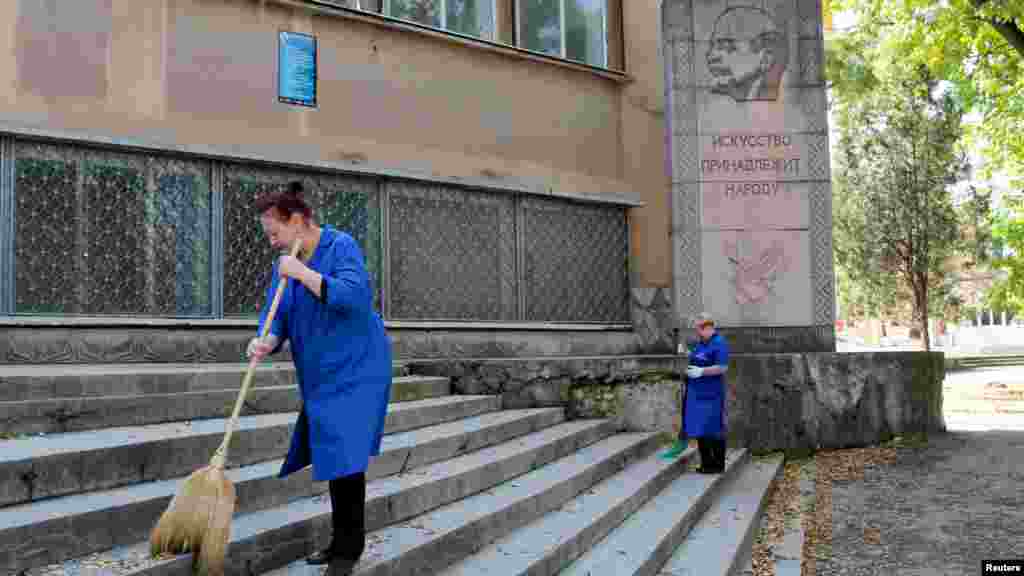 Профиль Ленина в Симферополе. Под барельефом – один из его лозунгов: «Искусство принадлежит народу»