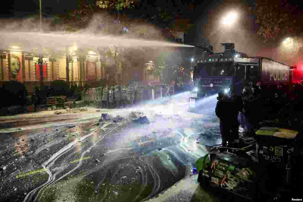 За інформацією, поліція використовувала перцевий газ, а демонстранти кидали у правоохоронців яйця та інші предмети