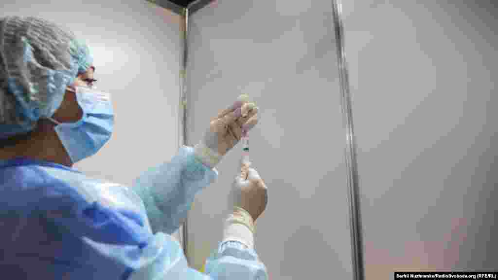 «Сьогодні в Центрі вакцинації працюють 16 бригад. Проте, якщо кількість охочих буде зростати, а МОЗ виділить столиці більше доз вакцини, то ми готові збільшити кількість бригад удвічі. Однак наразі такої необхідності немає, адже за перші дві години фахівці провакцинували всіх, хто прийшов зранку», – сказала директорка Департаменту охорони здоров’я Валентина Гінзбург