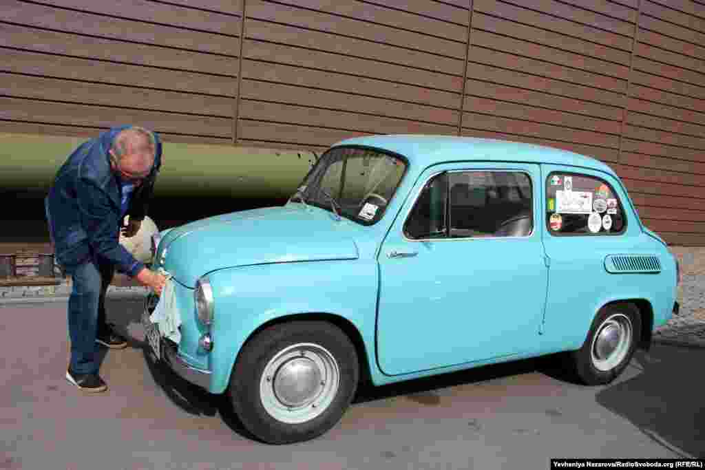 Останні приготування до автопробігу. Цей «запорожець» його власник Сергій Тищенко знайшов на Луганщині у 2005 році. Авто 1964 року випуску