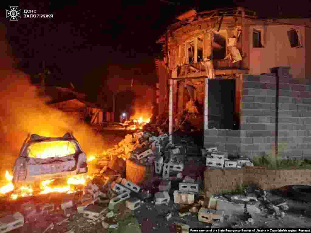 Пожежа на місці удару російського безпілотника у Запоріжжі.  «18 «Шахедів» скерували росіяни на Запоріжжя цієї ночі. Такий вигляд має один з понівечених будинків. За уточненою інформацію, через ворожу атаку на Запоріжжя отримав поранення 57-річний чоловік», – повідомив голова обласної військової адміністрації Іван Федоров у телеграмі