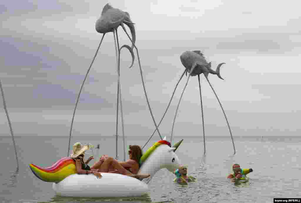 Архитектурная композиция, созданная по мотивам картины Сальвадора Дали: «Сон, вызванный полетом пчелы вокруг граната, за секунду до пробуждения»