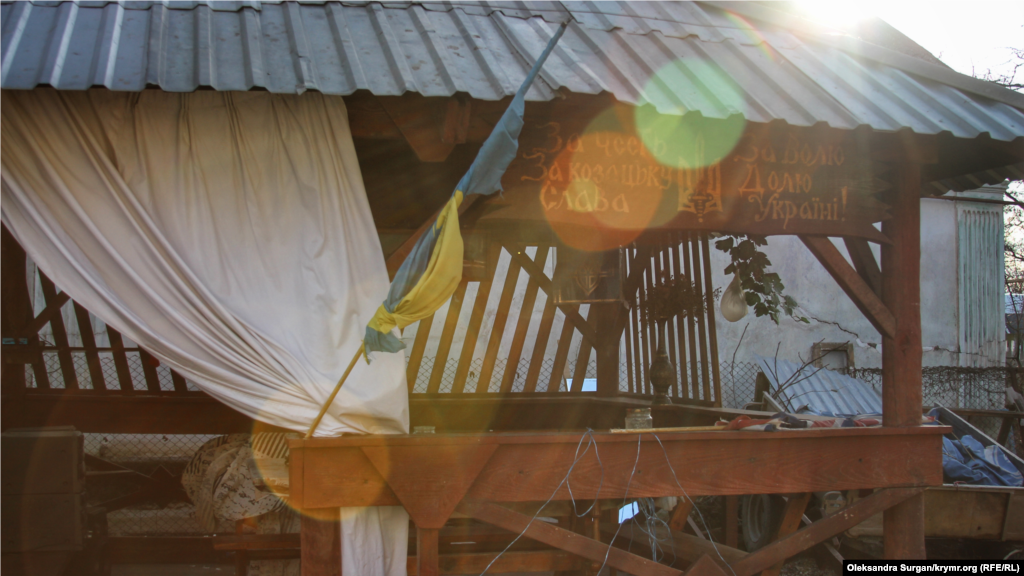 Український прапор в Оріхові (Сакський район), на подвір'ї будинку кримчанина Олега Приходька. У березні 2021 року він був засуджений за «зберігання вибухівки та підготовку теракту». Приходько свою провину не визнав. Українські та міжнародні правозахисні організації наполягають на тому, що Приходько переслідують через його проукраїнську позицію  