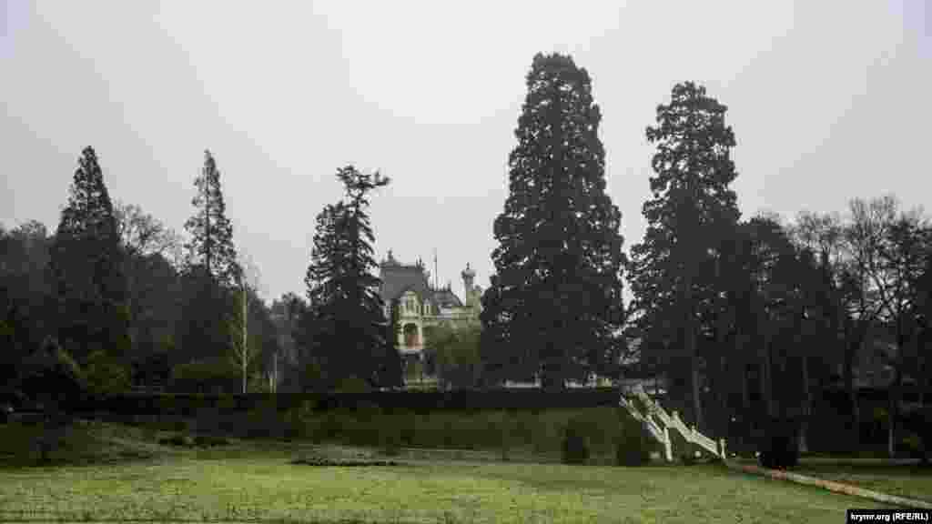 Парк в Массандре на месте дубово-грабового леса разбил знаменитый немецкий садовник Карл Кебах в 1822 году. Под его руководством посадили можжевельники, кедры, кипарисы, средиземноморские сосны и фруктовые деревья – фиги, лимоны, апельсины. Сейчас это один из лучших ландшафтных парков Крыма, его площадь – 42 гектара  