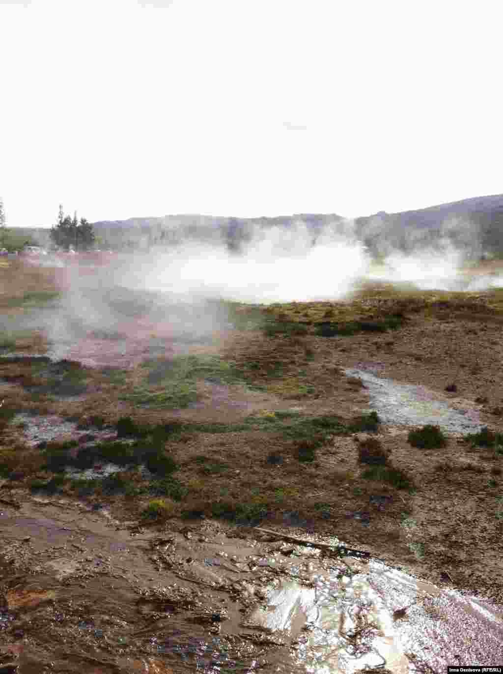 Geysir -- следующая остановка после парка, главный туристический гейзер, вокруг которого бродят толпы. Ничего особенного, просто фонтан из грязной земли. В Исландии куча гейзеров, не совсем понятно, почему именно этот заслужил столько внимания. 