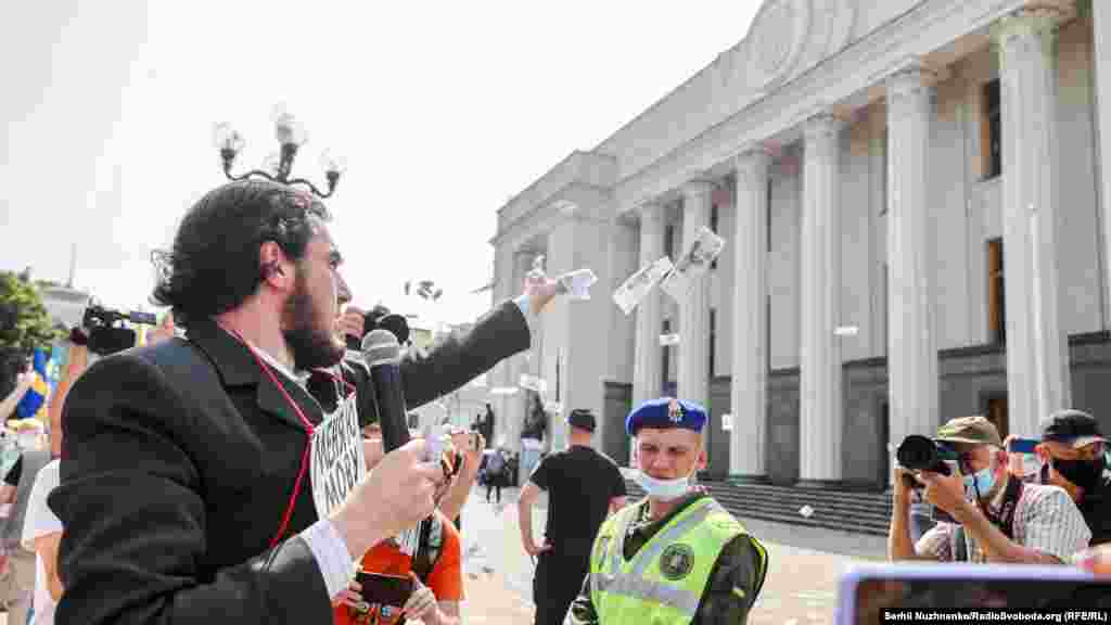 Вони принесли кейс із «російськими рублями» і закидали ними площу під будівлею українського парламенту