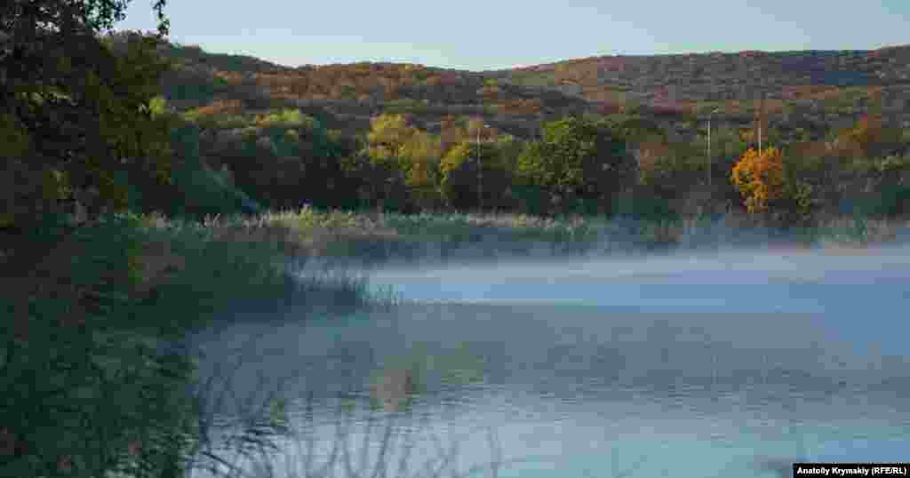 Солнце «растапливает» туман над водой