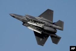 Американський винищувач F-35 виступає під час відкриття авіашоу в Дубаї, Об'єднані Арабські Емірати, 13 листопада 2023 року