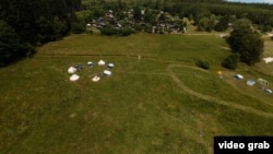 Вид на частину Франкополя з дрону: галявина для таборування та забудова хатами, що раніше належали українцям