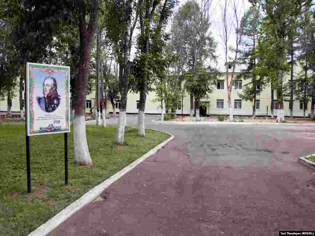 Колония похожа на пионерский лагерь