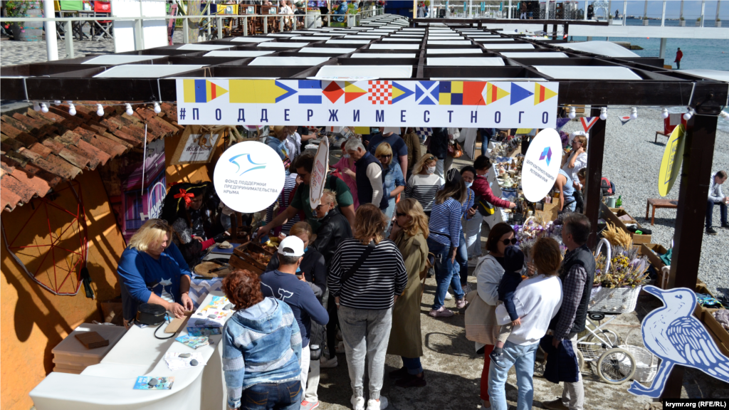 Отдельная секция «Поддержи местного» была отдана для размещения ялтинских производителей продуктов, ремесленников и мастеров различных направлений
