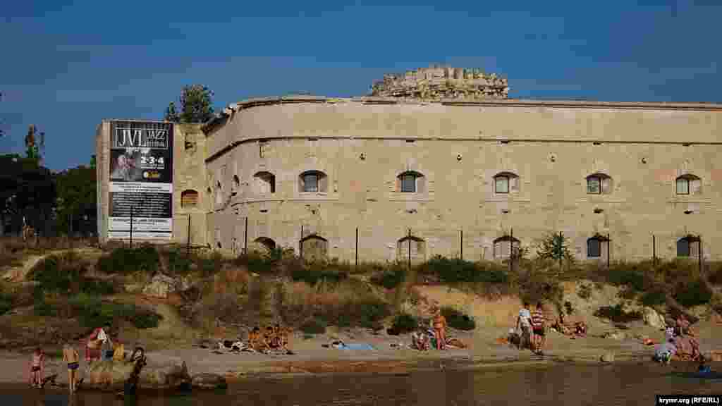 Сентябрь 2011 года. Местные жители купаются на «диком» пляже возле Михайловского форта. После аннексии Севастополя и Крыма российские власти запретили купание в неустановленных местах под угрозой штрафов в несколько тысяч рублей