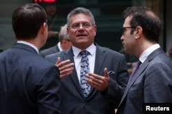 Міністр економіки Іспанії Карлос Куерпо та єврокомісар з питань торгівлі Марош Шефчович на засіданні Ради ЄС з питань закордонних справ (торгівля) обговорюють відносини ЄС і США. Брюссель, Бельгія, 14 липня 2025 року