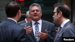 Miniștrii comerțului din UE s-au adunat luni la Bruxelles să discute mai ales tarifele anunțate de președintele SUA, Donald Trump. În centru: comisarul comerțului, Maros Sefcovic.