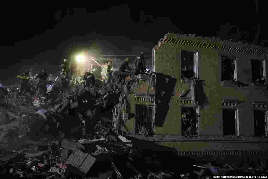 Від російського удару постраждала цивільна інфраструктура, зокрема житлові будинки. Рятувальники розбирають завали