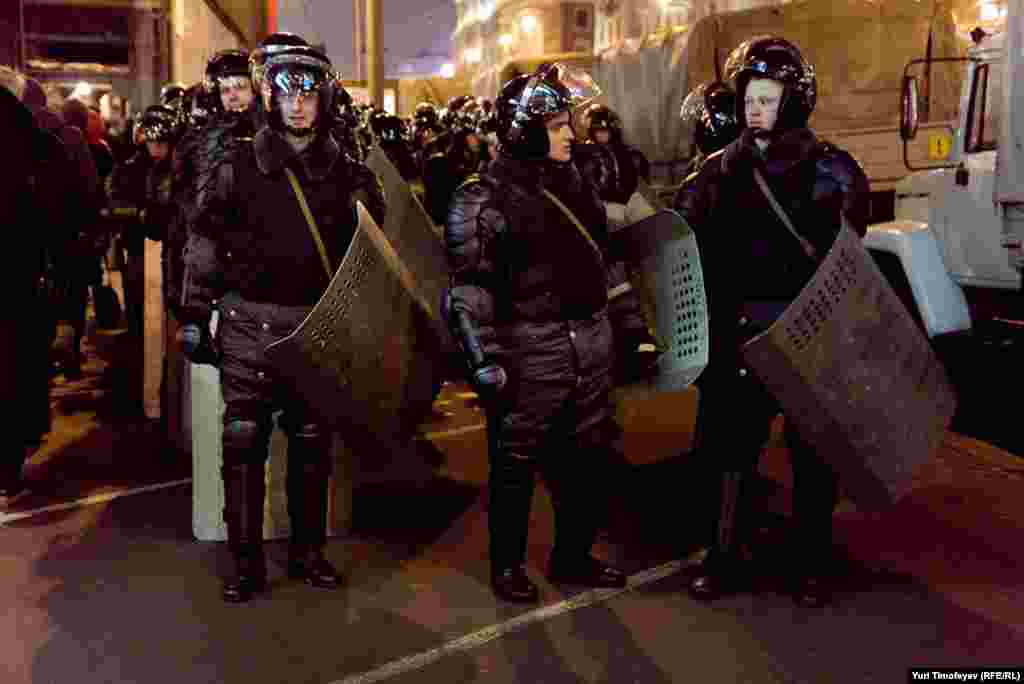 Тысячи солдат ВВ и ОМОНовцев в полной выкладке стояли на Тверской на случай, если участники митинга "За честные выборы" пойдут на Кремль.