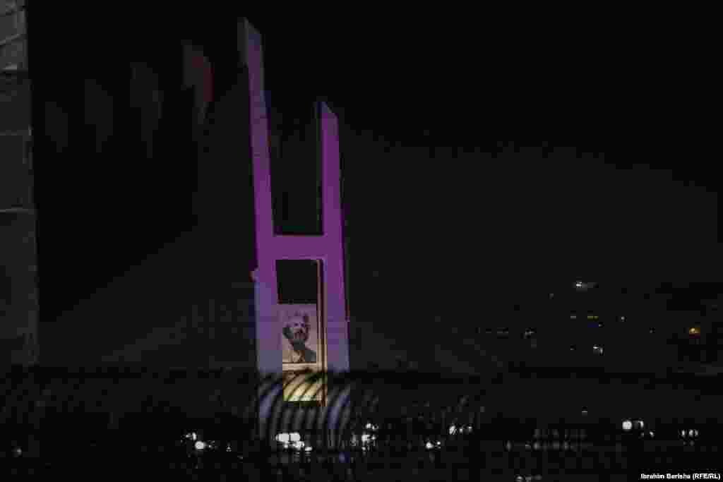 Zdravstveni radnici su ponovili pozive na dodatne kontrole i posete za bilo kakve promene na telu. Na fotografiji: Zgrada Palate mladosti osvetljena u ružičastoj boji