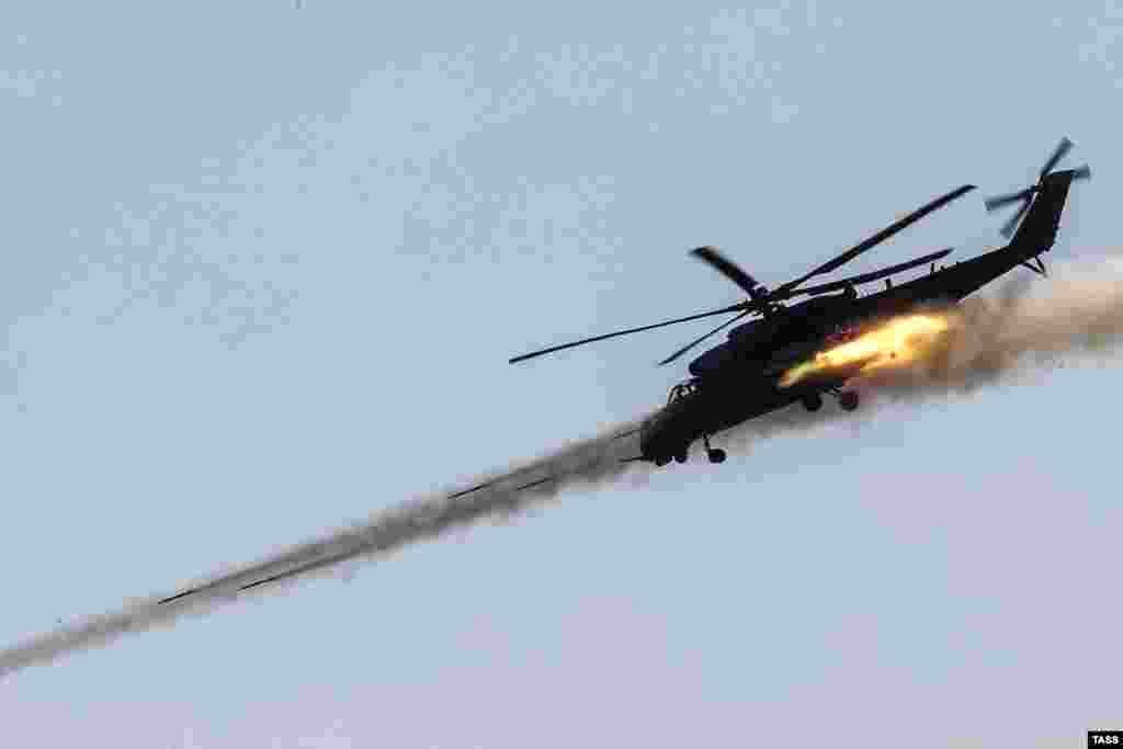 Транспортно-боевой вертолет МИ-35 во время российских командно-штабных учений «Кавказ-2016» на территории Крыма, 9 сентября 2016 года