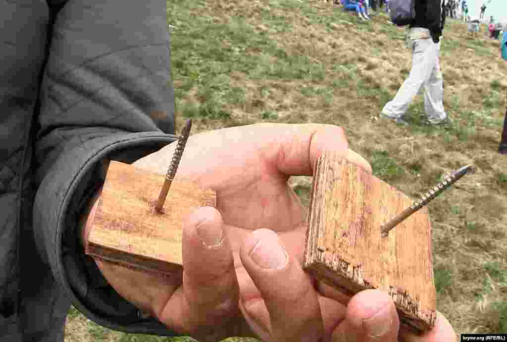 На тропинках при подъеме по пути следования один из участников восхождения обнаружил около 10-ти дощечек, в которые были вкручены саморезы с заточенными концами. 