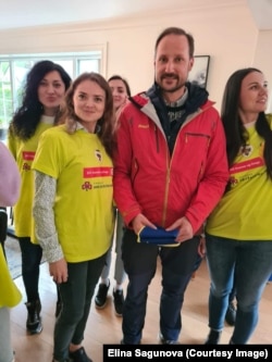 Аліна та українці з принцом Гоконом, який стане королем після свого батька