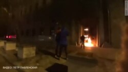 Художник Павленський на знак протесту підпалив двері ФСБ у Москві (відео) Художник Павленський на знак протесту підпалив двері ФСБ у Москві (відео)