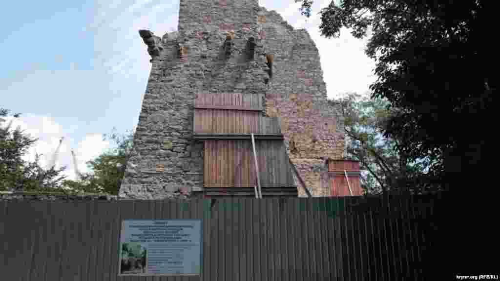 Одна из городских достопримечательностей – башня Константина. Сейчас она на ремонте, который обещали закончить еще в 2017 году