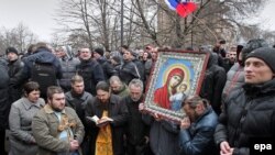 Пророссийские активисты в Симферополе, 26 февраля 2014 года