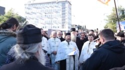 Policija onemogućava pripadnicima SPC da se približe Skupštini