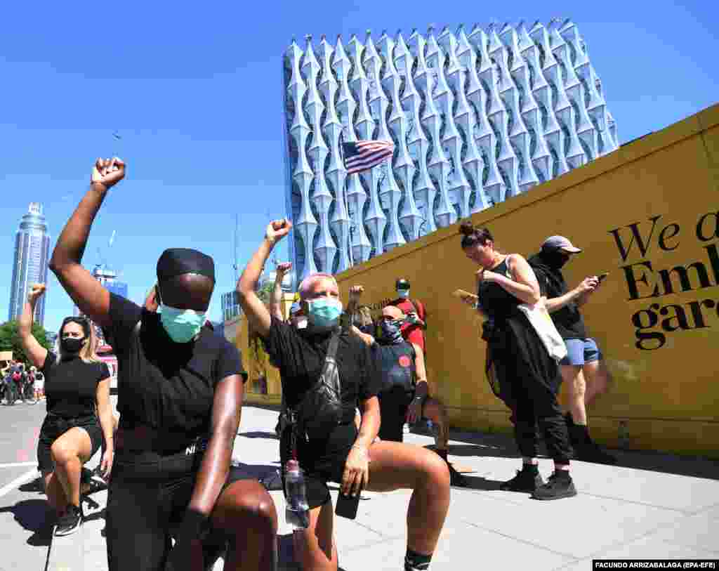 Прихильники руху Black Lives Matter під посольством США в Лондоні висловлюють підтримку протестувальникам, які по усій Америці виходять на акції проти свавілля та жорстокості поліції. Лондон, Велика Британія. 31 травня 2020 року (Фото EPA-EFE/FACUNDO ARRIZABALAGA)