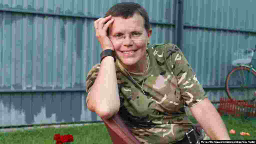 Людмила «Строітєль» Калініна, 46-й штурмовий батальйон «Донбас-ЗСУ»: «Якось було завдання проїхати в аеропорт... Поворот на аеропорт ми благополучно проскочили, майже заїхали в Донецьк, як діти зраділи, навіть фотографуватися почали. Заїжджаємо за поворот, а там – величезний блокпост. Стоять якісь чоловіки. Наш побратим тягне руку – вітатися. А я дивлюсь, а там – прапор…  «Сєпари»! Ми розвертатись, тікати… А ми їхали трьома машинами, то перші дві розвернулись, а третя перекрила нам дорогу. Відкрили вогонь армійці… Треш повний почався… Ми розвернулись і поїхали в бік наших. А третя машина стоїть. Виходить наш побратим і хоче запаску діставати, бо йому колесо пробили…»