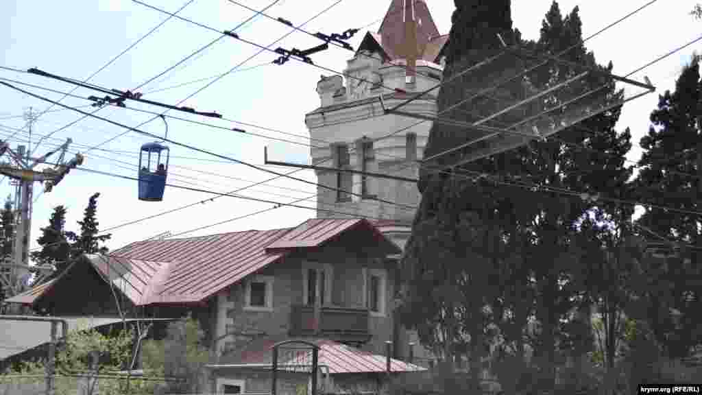 Мимо башни Врангеля, пересекая улицу, проплывают кабинки канатной дороги Ялта – Горка, воспетой в культовом кинофильме «Асса» Сергея Соловьева