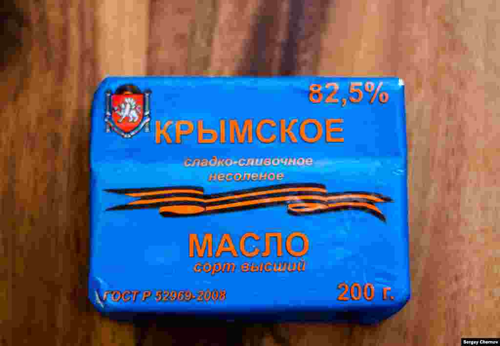 Этот бренд явно рассчитан на патриотически настроенного покупателя. Кстати, в продаже есть и похожим образом оформленная водка "Крымская". Оба продукта производятся в Севастополе.  
