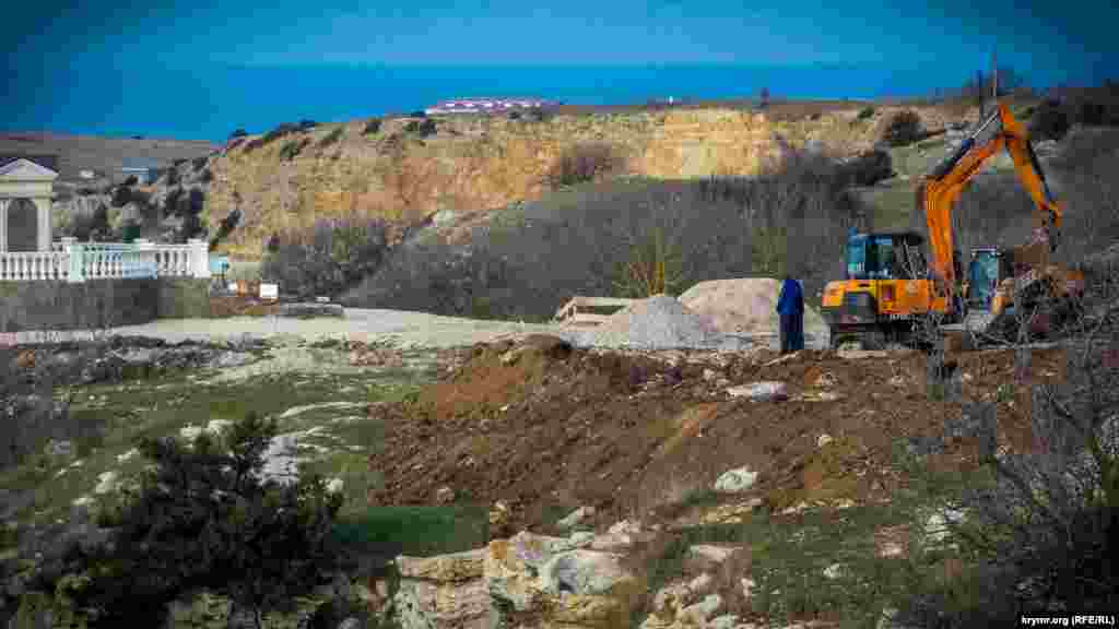 На территорию степного участка плато мыса Фиолент загнали строительную технику 