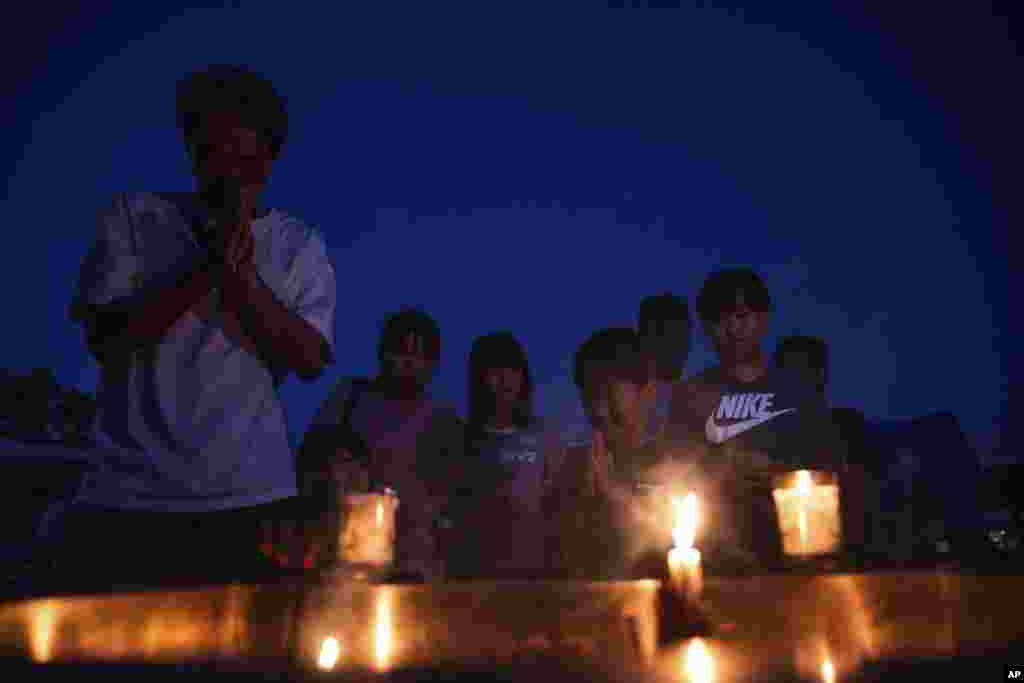 Posjetioci pale štapiće tamjana i mole se u Memorijalnom parku mira uoči komemoracije povodom 80. godišnjice američkog atomskog bombardovanja Hirošime u Drugom svjetskom ratu, 6. avgusta 2025. godine, u Japanu.