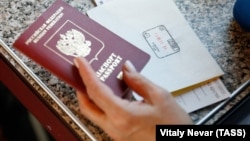 Указ, за яким жителі контрольованих підтримуваними Росією бойовиками районів на сході України зможуть у спрощеному порядку отримувати громадянство Росії, Путін підписав 24 квітня