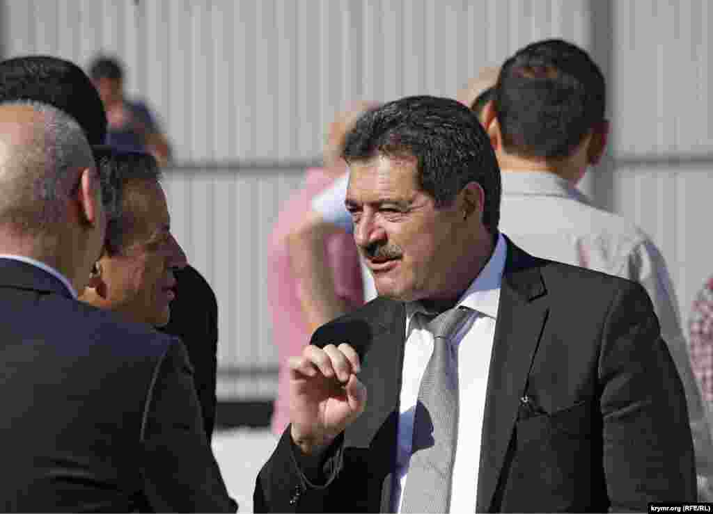 С получасовым опозданием прибыл вице-спикер «Госсовета» Крыма, бывший член Меджлиса Ремзи Ильясов