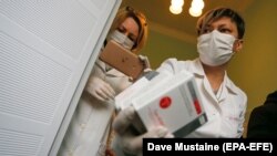 Донецькі медики з російською вакциною «Спутнік V», 31 січня 2021 року.