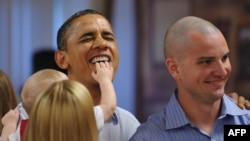 Обама во время встречи с военнослужащими и членами их семей на Гаваях в 2011 году