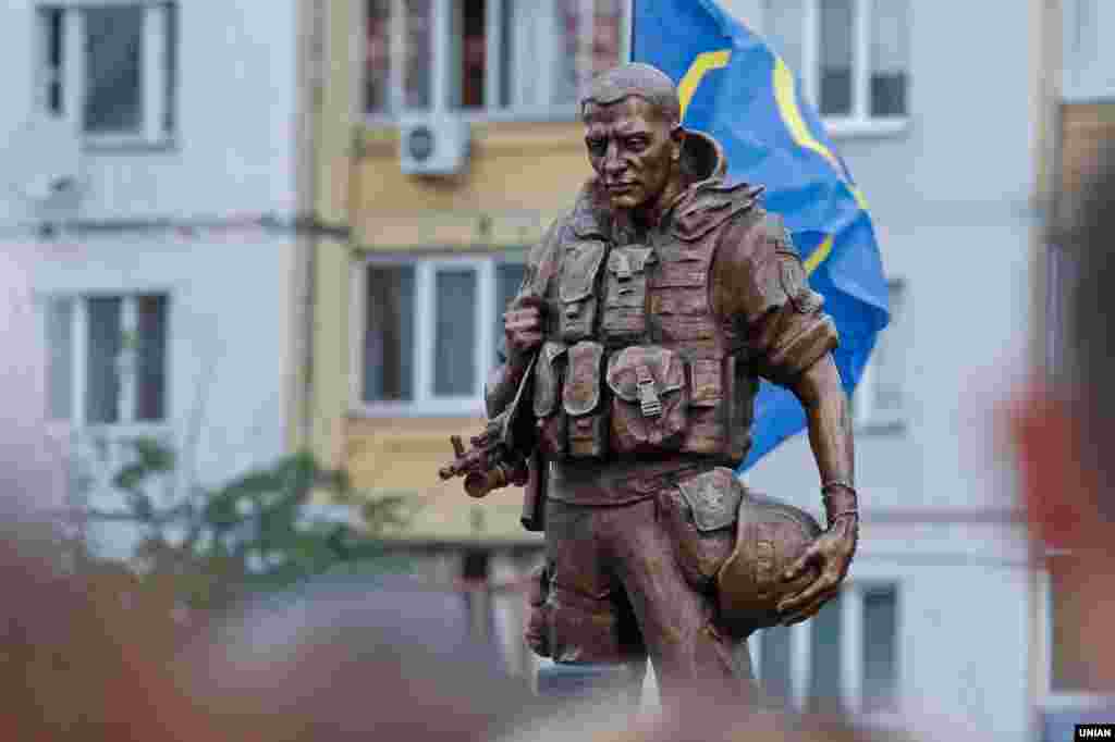 Пам'ятник солдату-добровольцю АТО відкрили на проспекті Маяковського в Києві, 10 липня 2016 року